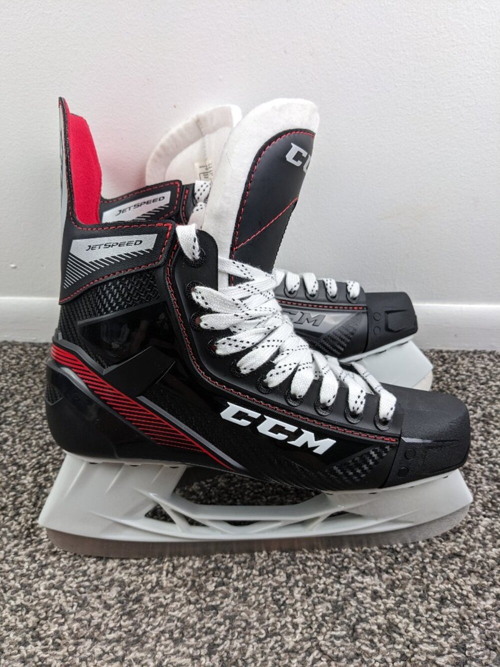 NEW CCM JetSpeed FT455 Ice Hockey Skates Senior Size 9 R Black Red Shoe Sz 10.5
